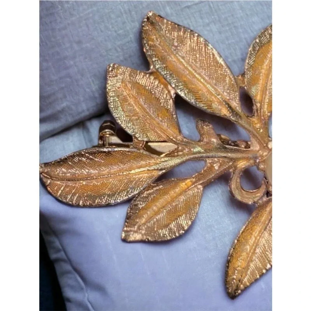 Vintage Textured Gold Tone Flower Brooch Pin Faux Pearl